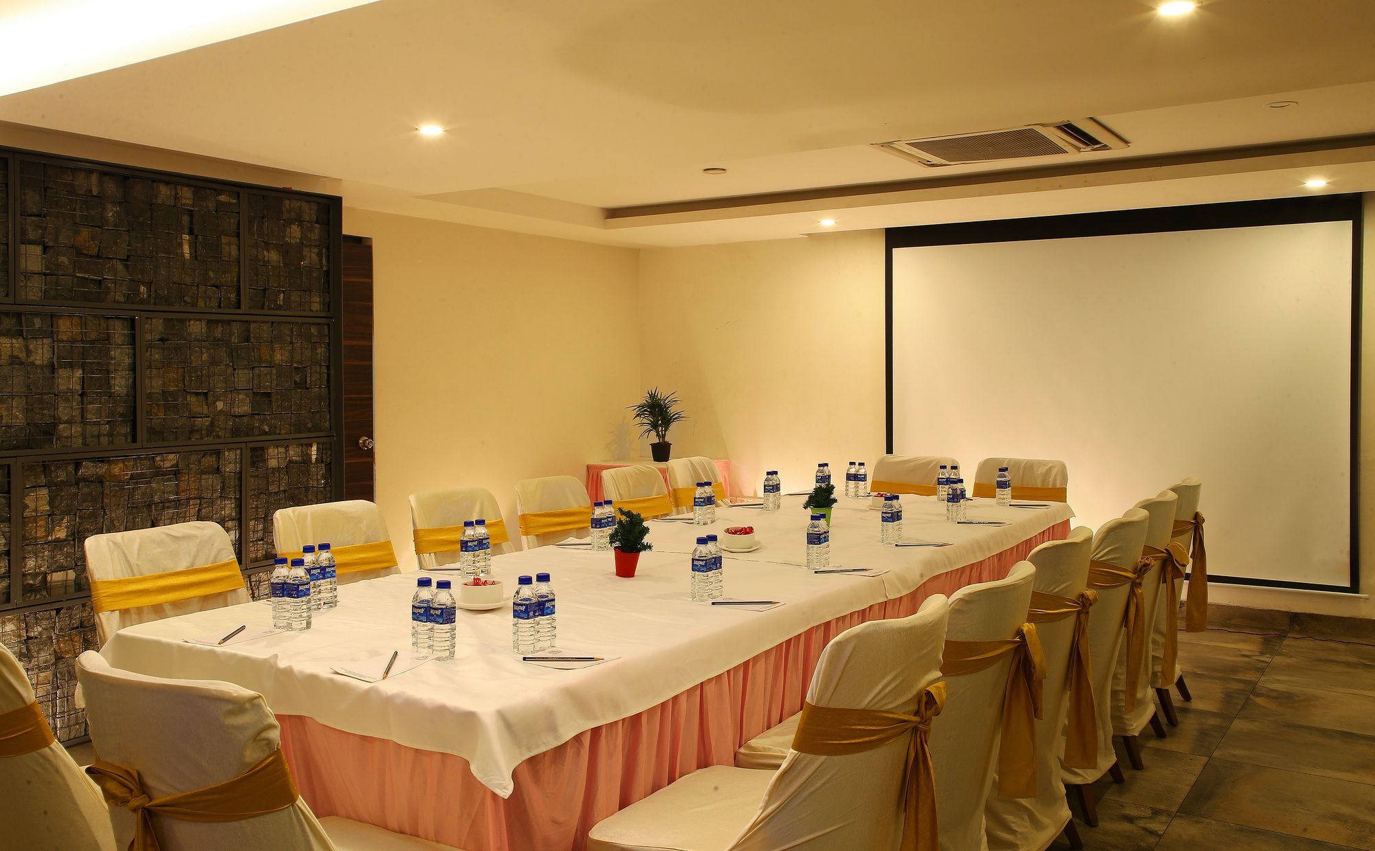 The Royale Senate Race Course, Bangalore Extérieur photo